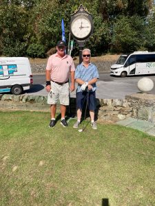 2 male golfers